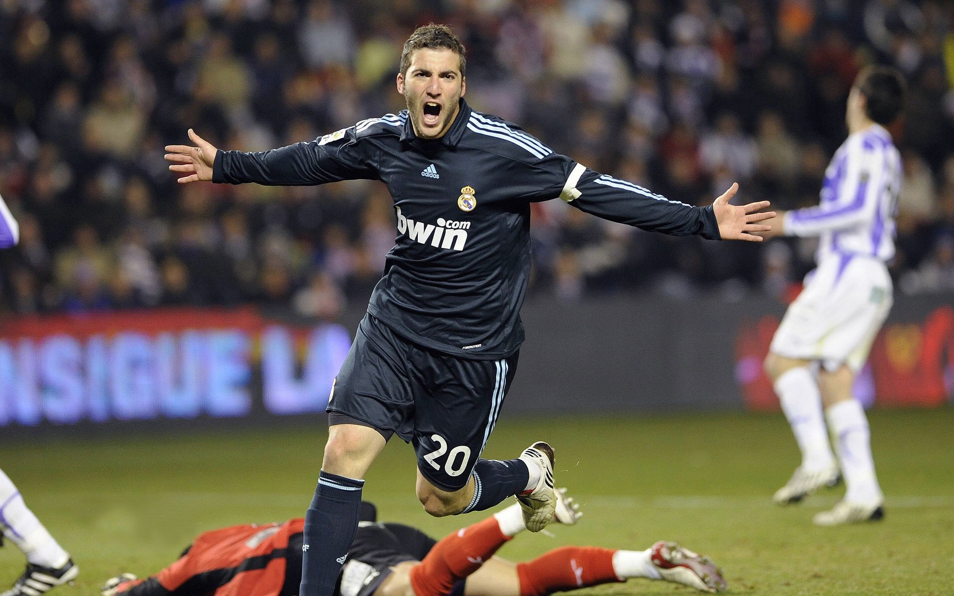 卡利亚里前锋跑位灵活打乱防线,卡利亚里战绩500